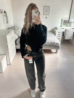 #zara #zarajeans #viralzarajeans Outfit Everyday, Fall Girl, Fits Inspo, Outfit Trends, App Icon Design, Zara Jeans, Girl Falling, Fitness Inspo