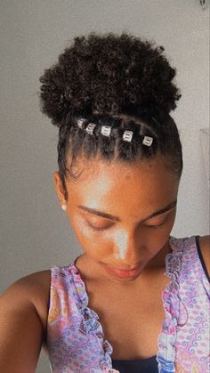 Penteado com acessórios Short Natural Hair Styles Easy, Natural Hair Haircuts, Cabello Afro Natural, Natural Hair Bun Styles, Natural Hair Cuts, Natural Hair Stylists, Quick Natural Hair Styles, Natural Hair Tutorials, Natural Afro Hairstyles