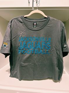 Jacksonville Jaguars football crop top. It best fits a size large but can be worn in size medium for an oversized look. It is super cute on and in great condition. Cropped Sports T-shirt, Casual Sports Crop Top With Letter Print, Casual Graphic Print Crop Top For Sports, Casual Cropped Sports Tops, Cotton Cropped T-shirt For Sports, Cotton Crop Top T-shirt For Sports, Sports Crop Top With Letter Print And Short Sleeves, Sports Graphic Print Crop Top, Sporty Crop Top For Game Day