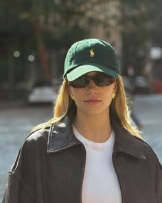 Polo Hat Outfit, Baseball Cap Outfits, Ball Cap Outfit, Cap Outfits For Women, Cass Dimicco, Baseball Hat Outfit, Jacket Outfit Ideas, Ralph Lauren Cap, Baseball Cap Outfit