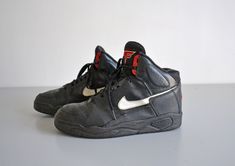 Fan of NIKE sneakers, here is an authentic pair of Nike Flight from the 90s. >> in good vintage condition US Size 11 Sole length: 30.5cm Weight: 1kg If you need more pictures or if you have any further questions, do not hesitate to contact me. To go and see my other vintage items at my shop : https://www.etsy.com/fr/shop/EphemereIntemporel Shoes 90s, Sneakers Nike Air, Nike Flight, Nike Air Flight, Basket Nike, Air Flight, Basket Vintage, Baskets Nike, Vintage Sneakers