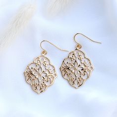 Baroque earrings 18k gold-plated.  This fashionable statement piece frames your face with classic yet playful elegance. Whether worn with elegant blouses or casual boho looks, the warm tone of the 18-karat gold-plated brass earrings will give any face a wonderful glow. The earrings are lightweight and comfortable to wear. ❤ DETAILS Ear hook: 18k gold-plated brass Pendant: glass, 18k gold-plated brass Size: 42x26mm The earrings will be delivered in an elegant jewelry box. ❤ More gold plated earrings: https://www.etsy.com/de/shop/GluecksbringerinShop?ref=search_shop_redirect§ion_id=29379650 ❤ Silver earrings: https://www.etsy.com/de/shop/GluecksbringerinShop?ref=search_shop_redirect§ion_id=29393621 ❤ My store: https://www.etsy.com/de/shop/GluecksbringerinShop?ref=search_shop_redirect Baroque Earrings, Boho Looks, Warm Tone, Gold Statement Earrings, Elegant Blouses, Ear Hook, Brass Pendant, Brass Earrings, Gold Plated Earrings