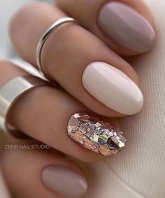 Oval Rose Gold Nails, Short Almond Nails Rose Gold, Short Almond Nails Elegant, Rounded Gel Nails, Rose Gold Almond Nails, Short Nude Nails With Design, Super Short Almond Nails, Nude Almond Nails With Design, Nude And Gold Nail Designs