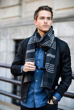 Como usar cachecol masculino Nice Casual Outfits For Men, Adam Gallagher, Style Gentleman, Perfect Winter Outfit, Best Casual Outfits, Scarf Outfit, Mens Fashion Smart, Mens Fashion Blog, Scarf Casual