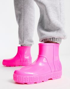 Wellies by UGG Get rainy-day ready Pull-on style Signature UGG branding EVA midsole provides lightweight cushioning Round toe Chunky sole Textured tread Pink Ugg Rain Boots Outfit, Uggs Rain Boots Outfit, Trendy Rain Boots, Pink Boots Outfit, Ugg Drizlita, Movie Fits, Hunter Ankle Boots, Rain Boot Outfit, Cute Rain Boots