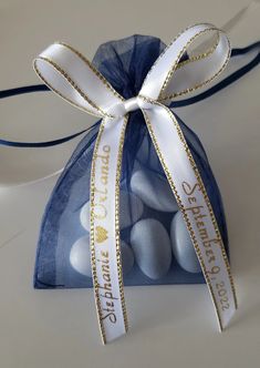 a blue organ bag filled with white and gold golf balls