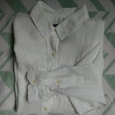 Classic, Relaxed Fit In A 100% Soft Cotton. New With Tags And Buttons. Never Worn. Classic Long Sleeve Blouse For The Beach, Classic White Beach Top, Top Banana, Fit In, Workout Shirts, Banana Republic, Button Down Shirt, Color White, Relaxed Fit