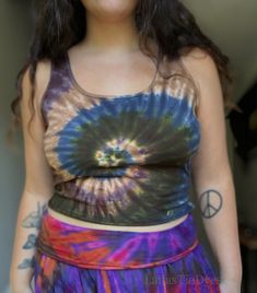 Spiral earthy tie dye tank  This item is MADE TO ORDER ! This means that it will likely look slightly different than the one pictured, because no two tie dyes are exactly the same! The same colors and design will be used of course:) SIZES OFFERED  *All Tank top designs are available in sizes small, medium, XL , 2XL  *all crop tops can be made as a full length tank!  *If you need a size that is not offered , or want a design in a child's size, feel free to message me!  *If want the design in a T- White Tank Top Outfit, Water Clothing, Hippie Tank Tops, Diy Tie Dye Designs, 70s Clothing, Hippie Top, Tie Dye Fashion, Spiral Tie Dye, How To Tie Dye