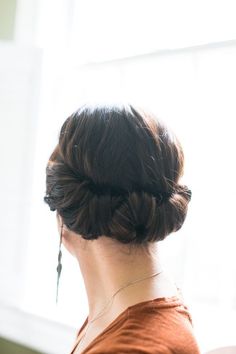 The Ultimate Guide to Gorgeous 10-Minute Hairstyles | http://helloglow.co/ultimate-guide-gorgeous-10-minute-hairstyles/ Quick Hairdos, Glam Updo, Gibson Tuck, Simple Updo Tutorial, Hot Hairstyles, Updo With Headband, Hair Colorful, Diy Wedding Hair, Easy Updo