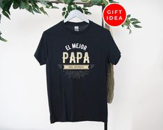 a black t - shirt with the words el mejo papa on it hanging from a hanger