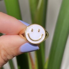 Adjustable Enamel happy Face Ring. Brass + Enamel —————————————————————————————— Ajustable a cualquier tamaño de dedo Bronce con Esmalte Smiley Face Ring, Face Ring, Aesthetic Shop, Happy Face, White Ring, Smiley Face, Phone Ring, Instagram Followers, Smiley