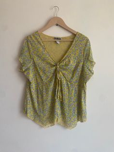 JL Studio short sleeved colorful spring blouse, vintage spring blouse  Size: large Vintage Blouse Outfit, Spring Blouse, Spring Blouses, Womens Blouses, Vintage Spring, Blouse Outfit, Blouse Vintage, Womens Clothing Tops, Blouses For Women