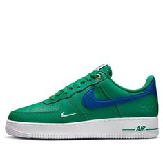 The Nike Air Force 1 '07 LV8 '40th Anniversary Malachite' is a stylish sneaker with a timeless silhouette. It features a green leather upper, blue accents on the mesh lining and tongue, and a unique "1" tongue label and "82-22" insole pattern. The metallic gold dubraes and white AF1 rubber sole complete the look. This sneaker is perfect for everyday wear and will add a touch of style to any outfit. The design is inspired by the original Nike Air Force 1, which was released in 1982 to commemorate the 40th anniversary of the iconic sneaker. (AF1/SNKR/Skate/Men's/Low Top/Non-Slip/Wear-resistant) Green Low-top Nike Air Force 1 For Sports, Green Low-top Nike Air Force 1 For Streetwear, Casual Green Nike Air Force 1 Lace-up, Casual Green High-top Nike Air Force 1, Green Nike Air Force 1 With Air Max Cushioning, Nike Air Force 1 Green Round Toe, Green Nike Air Force 1 Sneakers, Green Nike Air Force 1 With Round Toe, Nike Air Force 1 Low-top Green