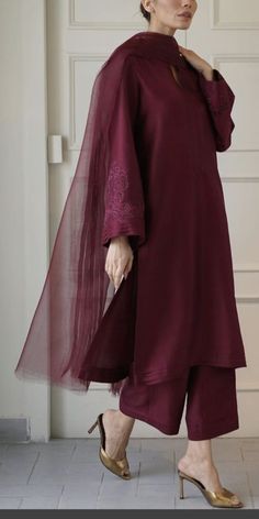 Indian Wear For Women Simple, Solid Color Suits Pakistani, Eastern Dress Design Casual, Eid Look Pakistani Simple, Warm Suit Design, Simple Pakistani Suits Casual, Pakistani Suits Simple, Neck Designs For Suits Pakistani, Kameez Shalwar Designs For Women