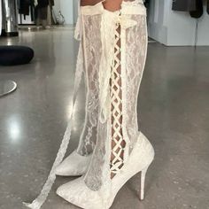 White Lace Boots Wedding, Elegant Luxury Lace-up Party Boots, Luxury High Heel Boots For Wedding, Dresses With White Lace Up Heels, Luxury Laced Boots For Fall, Vintage Luxury Boots For Party, Robes And Heels, Luxury Elegant Lace-up Boots For Party, Luxury Fitted Lace-up Wedding Shoes