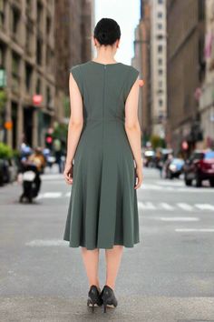 El color elegante del vestido crea un aspecto elegante y elegante para ti en cualquier situación. Con un escote redondo sin mangas, el material elástico ligero complementa el cuerpo. El vestido con largo hasta la mitad de la pantorrilla y ancho moderado crea suavidad y comodidad cuando lo usas todo el día. Esta es la elección perfecta para los trabajadores de oficina cuando se puede combinar de manera flexible con otros atuendos para crear un conjunto perfecto. Puedes combinar con chaquetas, bufandas y abrigos en la temporada de frío sin perder el encanto del outfit. Puede combinar fácilmente vestidos con varios atuendos adecuados para muchas ocasiones, eventos o condiciones climáticas para ayudarlo a destacarse siempre entre la multitud.
 - Detalle:

 Ajuste normal. Destinado a golpear de Solid Non-stretch Midi Dress For Evening, Elegant Sleeveless A-line Fit And Flare Dress, Flattering A-line Summer Maxi Dress, Elegant A-line Fit And Flare Sleeveless Dress, Elegant A-line Party Sundress, Chic Fitted A-line Midi Dress, Elegant A-line Maxi Dress With Back Zipper, Elegant Stretch Dress In Solid Color, Summer Knee-length Bodycon Dress With Fitted Bodice