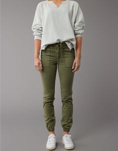 Khaki Joggers Outfit Women, Green Joggers Outfit, Cargo Joggers Outfits, Joggers Outfit Women, Jogger Pants Outfit, Khaki Joggers, Casual Work Outfits Women, Green Joggers, Joggers Outfit