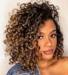 Granny Hair, Highlights Curly Hair, Makeup 101, Wavy Haircuts, Colored Curly Hair, Wavy Hairstyles, Pigtail Hairstyles, Wavy Curly Hair, Curly Hair Inspiration