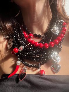 Collana multifilo nera con catene nere e perle rosse, ciondoli cuori sacri ex voto, perle rosse e corno Sacred Hearts, Lucky Me, Bib Necklaces, Sacred Heart, Favorite Jewelry, Jewelry Necklaces, Accessory Gift, Necklaces, Electronic Accessories