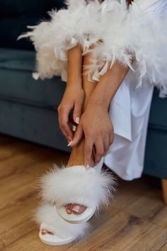 These are the perfect white bridal slippers with feather for the bride, very beautiful and comfortable with natural marabou feather.  Will be a great addition to the bride's morning, and a cool gift idea 🤍 White bridal slippers with feather, Bride slippers for wedding day, Bachelorette, Bridesmaid Slippers, Wedding Slippers, Feather Slippers Wedding Slippers For Bride, Feather Wedding Shoes, Bride Morning, Shoes From Amazon, Slippers Wedding, Feather Slippers, Shoes On Amazon, Bridesmaid Slippers, Slippers Outfit