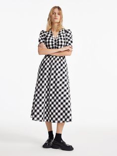 -Cotton -With pockets -V-neck This dress features a classic black and white check pattern. With the V-neckline design, you can pair with a delicate necklace. The A-line shape is flattering and inclusive for all body types. Delicate puffed sleeves add a touch of sweetness to the overall look. Perfect for casual occasions.Gingham V-Neck Women Maxi DressGoodsNo: 1C5J4K3M0• Fit Type: Fit• Elastic: Non-elastic• Thickness: ModerateMaterialsShell: 50%Cotton 44%Viscose 6%LinenSuggest Wash dark and light Modern Cheongsam, Neck Women, Neckline Designs, Long Sleeve Short Dress, Women Maxi, Puffed Sleeves, Casual Denim, Delicate Necklace, Cheongsam