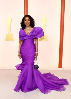 bedroom inspirations with blue carpet Oscars Best Dressed, Vestidos Oscar, Best Oscar Dresses, 2023 Oscars, Oscars 2023, Allison Williams, Angela Bassett, Silhouette Dress, Brendan Fraser