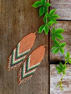 Handwoven beaded earrings, long modern earrings, statement earrings, shiny orange, beige, fringe earrings, unique, contemporary ♥𝑇ℎ𝑒 𝑝𝑎𝑡𝑡𝑒𝑟𝑛 𝑜𝑓 𝑡ℎ𝑖𝑠 𝑒𝑎𝑟𝑟𝑖𝑛𝑔 𝑖𝑠 𝑚𝑎𝑑𝑒 𝑢𝑠𝑖𝑛𝑔 𝑡ℎ𝑒 𝑐𝑜𝑚𝑏𝑖𝑛𝑎𝑡𝑖𝑜𝑛 𝑜𝑓 𝑐𝑜𝑙𝑜𝑟𝑠 𝑚𝑜𝑠𝑡 𝑐𝑜𝑚𝑝𝑎𝑡𝑖𝑏𝑙𝑒 𝑤𝑖𝑡ℎ 𝑡ℎ𝑒 𝑐𝑜𝑙𝑜𝑟 𝑜𝑓 𝑠ℎ𝑖𝑛𝑦 𝑜𝑟𝑎𝑛𝑔𝑒 𝑎𝑛𝑑 𝑐𝑟𝑒𝑎𝑡𝑒𝑑 𝑏𝑦 𝐻𝑊𝐵𝑒𝑎𝑑𝐽𝑒𝑤𝑒𝑙𝑟𝑦.  ♥𝑀𝑎𝑑𝑒 𝑢𝑠𝑖𝑛𝑔 𝑓𝑟𝑒𝑒ℎ𝑎𝑛𝑑 𝑏𝑒𝑎𝑑𝑖𝑛𝑔 𝑤𝑜𝑣𝑒𝑛 𝑡𝑒𝑐ℎ𝑛𝑖𝑞𝑢𝑒𝑠 𝑤𝑖𝑡ℎ 𝑠𝑡𝑟𝑜𝑛𝑔 𝑠𝑦𝑛? Orange Fringe Dangle Earrings, Handmade Orange Long Drop Earrings, Orange Tassel Drop Earrings With Dangling Beads, Orange Beaded Fringe Earrings, Orange Fringe Earrings As Gift, Orange Fringe Earrings As A Gift, Beaded Earrings Native, Light Earrings, Beaded Earrings Patterns