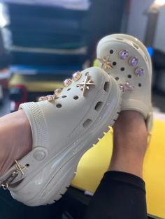 Mega Crush Clog - Crocs Croc Loafers Outfit, Croc Crush Clog, Cute Crocs Ideas, Bridesmaid Crocs, Crocs Mega Crush Clog Outfit, Cross Outfits, Mega Crush Crocs, Crocs Crush Clog, Crocs Platforms