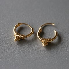 Delicate minimal gold plated sterling silver jewelry. Our products are made with 925 sterling silver and are hypoallergenic and nickel free! This listing is for a PAIR of hoops.  ✨ Hoop dimensions 10mm outer diameter, 8mm inner diameter  1.2mm thickness ✨ Material 925 sterling silver  18k gold plating  🎁 Every order comes in a cute jewelry box ready to gift. 🇹🇭 We ship from Bangkok, Thailand. 🤩 Flat shipping rate, add more products and shipping cost stays the same! 🌎 All orders ship with a Classic Yellow Gold Jewelry For Everyday Use, Classic Yellow Gold Jewelry For Everyday, Minimalist Yellow Gold Jewelry For Everyday Use, Minimalist Hallmarked Brass Jewelry, Gold Hypoallergenic Jewelry For Everyday, Minimal Gold, Hoops Gold, Cute Gift Boxes, Jewelry Earrings Hoops