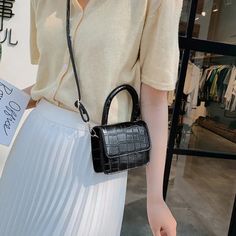 SPECIFICATIONSBrand Name: dawndessloMain Material: PUInterior: No PocketExterior: noneLining Material: POLYESTERPlace Of Origin: HE BEI ?ProvinceStyle: fashionDecoration: noneOrigin: Mainland ChinaCN: HebeiPattern Type: SolidOccasion: VersatileClosure Type: haspSize: Mini(Max Length<20cm)Shape: FLAPGender: WOMENHardness: SOFTModel Number: Mini Tote Bagfeature3: Handbags & Crossbody bagsfeature1: Mini Pursesfeature2: Fashion