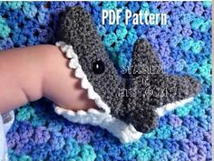 Ravelry: Crocheted Shark Slipper Socks pattern by Stacie L. Ratcliff Shark Socks, Crochet Shark, Shark Slippers, Confection Au Crochet, Crochet Gratis, Haken Baby, Crochet Booties, Crochet Baby Booties, Crochet Shoes