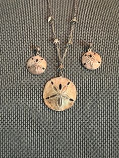 Charming gold tone sterling silver sand dollar necklace with dove details Chain 19" Pendant 1 1/8" Earring 3/4" Sand Dollar Necklace, Sand Dollar, Pierced Earrings, Earings Piercings, Vintage Sterling Silver, Charm Necklace, Necklace Etsy, Necklace Lengths, Etsy Earrings