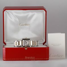 El Cartier Tank se lanzó allá por 1917 y es una de las series más antiguas del mundo de los relojes. Creado por el propio Louis Cartier, el diseño rectangular, a menudo imitado, rinde homenaje al tanque Renault FT-17 utilizado en la Primera Guerra Mundial y ha perdurado durante más de un siglo. Los primeros modelos Tank estaban equipados con un movimiento de cuerda manual diseñado por LeCoultre y se produjeron en pequeñas cantidades (menos de 6000 entre 1917 y 1969), lo que hace que las referenc Cartier Tank Francaise, Cartier Tank, Patek Philippe Nautilus, Breitling Navitimer, Audemars Piguet Royal Oak, Rolex Day Date, Rolex Gmt, Cute Necklace, Rolex Submariner