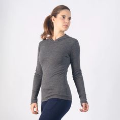 a woman in grey shirt and blue leggings