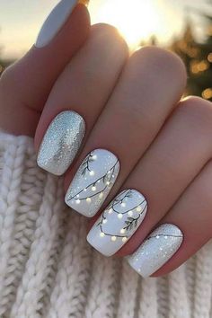 Nail Art Christmas Designs 2024, Nails Design Christmas Holiday, White Nails With Christmas Design, Christmas Nails Simple Design, White Festive Nails, Christmas Nails Milky White, Christmas Nails Gels, Holiday Nails Fall, November/december Nail Ideas