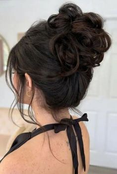 The best thing about black hair bun styles is that you could rock a different one every day. High messy, braided, sleek bun— the choice is yours. Black Hair Bun, Elegant Bun, Simple Prom Hair, Easy Bun Hairstyles, Bun Styles, Messy Bun Hairstyles, Hairstyle Look, Hair Bun, Formal Hairstyles