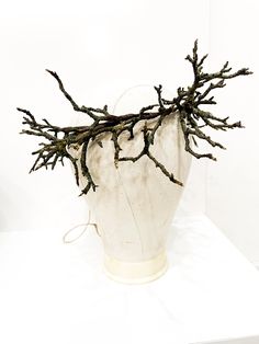 This rustic bridal crown is crafted from real tree branches, perfect for woodland, boho, or nature-themed weddings. The crown is lightweight, flexible, and made to sit comfortably on your head. Its raw, natural look evokes the beauty of a forest, offering a unique, nature-inspired touch to your bridal or special occasion outfit. With its natural tree branch design, this headpiece brings a touch of rustic elegance, making it an ideal accessory for an outdoor or woodland wedding. Adjustable with a ribbon for a perfect fit, it suits various hairstyles Branch Crown, Branch Headpiece, Forest Crown, Twig Crown, Crown Of Leaves, Black Flower Crown, Natural Crown, Nature Crown, Nature Themed Wedding