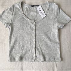 “One Size” Fits All Cropped Grey Tee Brand New! Brandy Melville Zelly Top, Zelly Top, Brandy Melville Graphic Tees, Cropped White Tee, White Graphic Tee, Striped Short Sleeve Shirt, Pink Tee, Grey Tee, Brandy Melville Tops