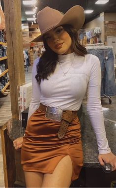 Cowboy Look For Women, Vaqueras Outfit Aesthetic, Boots And Dukes Outfit, Cowboys Outfits For Women, Brown Cowboy Hat Outfit, Mexican Baile Outfits, Red Vaquera Outfits, Fall Rodeo Outfit, Tejana Outfits Women