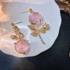 Description:Chic Pink Rose Earrings Specifications: Material: Alloy Metal, Crystal, Cubic ZirconiaColors: goldSize: 4.9 cm * 2.7 cmWeight: 6g/pcs Put a playful spin on your look with our Chic Pink Rose Earrings 💫 These earrings add a touch of fun to any outfit, making them perfect for any occasion. Made with chic pink roses, these earrings are a must-have for any fashion-forward individual. 🌹 Pink Rose Design Flower Earrings For Valentine's Day, Rose Metal Jewelry For Party, Pink Flower Metal Earrings, Rose Flower Jewelry For Party, Rose Gold Single Crystal Earring For Party, Pink Rose Design Earrings For Valentine's Day, Pink Flower-shaped Metal Earrings, Rose-colored Flower Jewelry For Party, Rose Gold Flower-shaped Metal Earrings