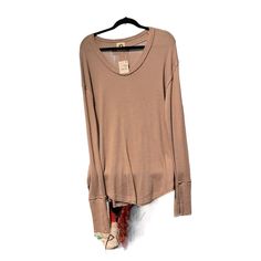 This, We The People, Women's T-Shirt In Olive Green Is Perfect For The Fall And Winter Seasons. The Long Sleeves With Thumbholes And Relaxed Fit Make It A Comfortable And Practical Choice For Travel Or Casual Occasions. The Scoop Neck And Pullover Closure Add A Touch Of Style To The Solid Pattern. Made Of Cotton Fabric, This T-Shirt Is Machine Washable For Easy Care. The We Brand Ensures High Quality. Add This Versatile Piece To Your Wardrobe Today! Fall T-shirt With Shirttail Hem, Crew Neck Shirt For Layering In Fall, Cotton Tops With Shirttail Hem For Fall, We The People, Green Long Sleeve, Solid Pattern, Fall And Winter, The Fall, Free People Tops