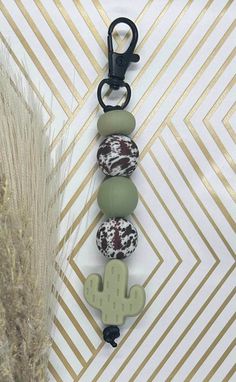 Cactus Focal Bead, Cow Print & Green Silicone Beads. Silicone Bead Ideas, Western Diy, Silicone Bead Keychain, Beaded Keychain, Beaded Lanyards, Book Holders, Cow Hide, Beaded Keychains, Small Business Ideas