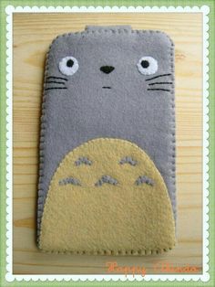 a felt phone case with a cat on it