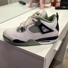 Green Retro 4, Been Used 5-6 Times. It’s In 8/10 Condition. They Are 100% Real, Shoot Be Offers Jordan Green, Jordan Shoes Retro, Shoes Retro, Green Retro, Retro 4, Womens Jordans, Jordan Shoes, Jordan, Size 7