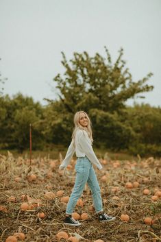 Fall Fotoshoot Ideas, Senior Picture Fall, Fall Picture Outfits, Fall Senior Session, Cute Senior Pictures, Senior Photo Shoot, Senior Photoshoot Poses, Senior Stuff, Senior Photography Poses