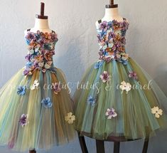 Dieses Tutu-Kleid ist wunderschön! Bodenlanger Tüll mit Blumen auf dem Oberteil und den Schulterträgern sorgen für einen zauberhaften Look.

 Geben Sie beim Bezahlvorgang Ihre Farbwünsche und etwaige Anmerkungen an oder senden Sie uns eine E-Mail, um Ihr Design zu besprechen: goldencactustutus@gmail.com

 Wählen Sie eine Farbe für das Tutu-Oberteil und so viele Tüllfarben wie Sie möchten und teilen Sie uns mit, welche Art von Blumen und Farben Sie möchten (z. B. Sommerblumen in Weiß und Gelb od Tutu Top, Glam Dresses, Types Of Flowers, Tutu Dress, Summer Flowers, Gmail Com, Color Choices, Shoulder Straps, Floor Length