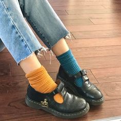 Mismatched Shoes, Mismatched Socks, Socks Outfit, Socks Aesthetic, Shoes Aesthetic, Mode Inspo, Aesthetic Grunge