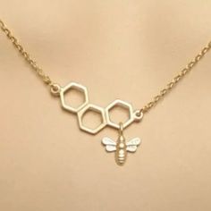 “Honeycomb” Beehive Apiary Swarm Sieve Hexagon Framework Pattern Polygonal Geometric Queen Bee Worker Bee Honeybee Bumblebee Honey Bug Insect Nature Bohemian Hippie Gold Necklace. Super Pretty Image Of A Piece Of Hexagonal Shaped Honeycomb Made By Hardworking Bees, With A “Queen” Bee Charm Dangling From It. On A Link Chain. New. *Matching Earrings Also Available! Measurements: Pendant Length: 1” Pendant Width: 1.5” Chain Length: 15” (+ 2” Extender Chain) If You Want It, Don’t Let It Get Away Sen Bumblebee Necklace, Rice Bead Necklace, Red Pendant Necklace, Bumble Bee Necklace, Worker Bee, Clear Crystal Necklace, Blue Pendant Necklace, Flower Statement Necklace, Swarovski Crystal Hearts