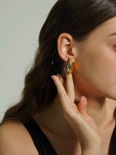 Stand out with our Two Tone Chunky Teardrop Earrings, a striking blend of gold and silver. These dupe earrings showcase a bold teardrop stud design with a dome drop finish. Modern Teardrop Single Clip-on Earring, Modern Single Teardrop Clip-on Earring, Gold Teardrop Plug Earrings, Modern Teardrop Earrings With Crown, Modern Teardrop Metal Clip-on Earrings, Tarnish Resistant Teardrop Earrings For Party, Teardrop Metal Fashion Jewelry, Tarnish Resistant Teardrop Party Earrings, Metal Drop Clip-on Earrings