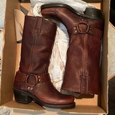 Brand New In Box. Never Worn. Frye Harness 12r-Ol Chestnut Color. Size 6 M. Brown Leather Boots Outfit, Fun Fits, Frye Leather Boots, Frye Harness Boots, Visionary Fashion, Fashion Girly, Lizard King, Shopping Wishlist, Country Boy